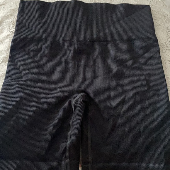 Aritzia TNA Ribbed Biker Shorts Black - Womens M - Picture 3 of 4